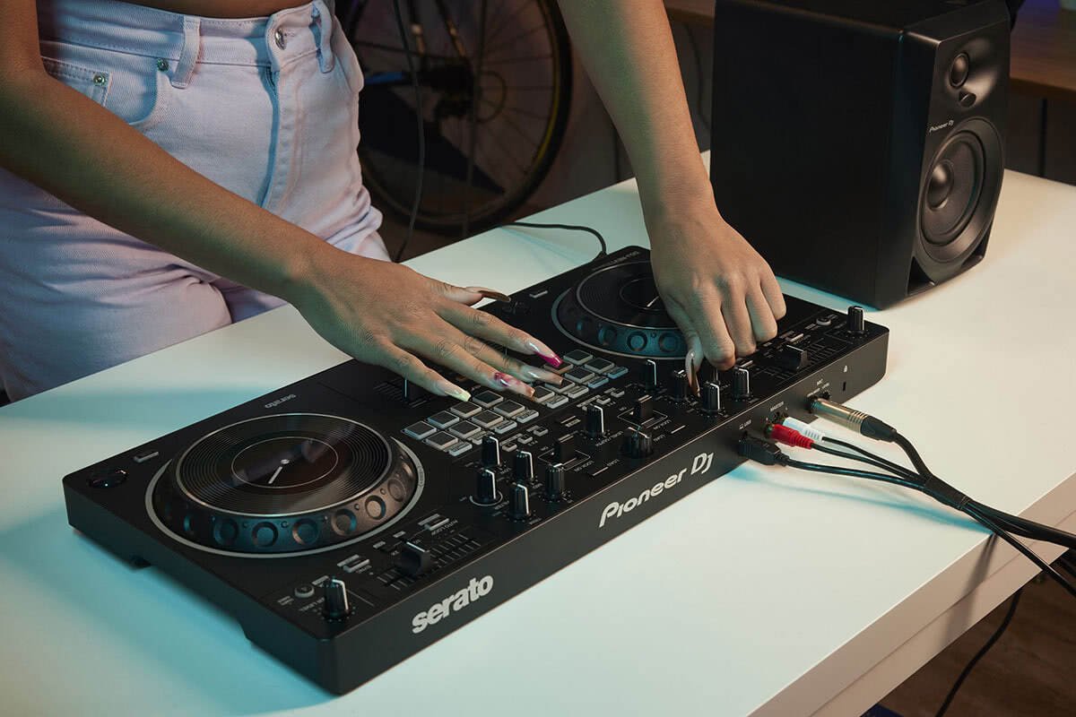 Pioneer DJ DDJ REV1 Controller 1