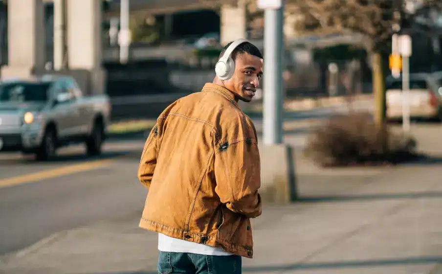 3.JBL TUNE 760NC Lifestyle 03